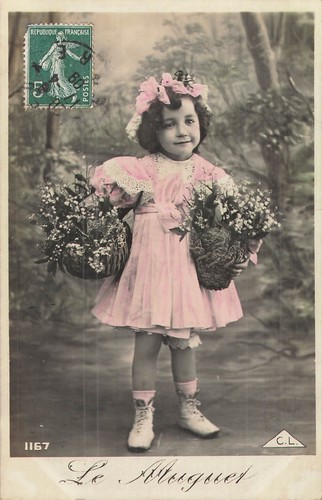 Petite fille avec paniers - petite,