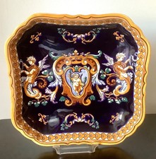 Plat creux en faience de Gien modèle Renaissance fond bleu avec angelots