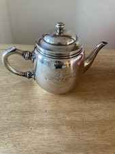 Théière vintage en métal argenté provenant du cabaret parisien "André et Maurice