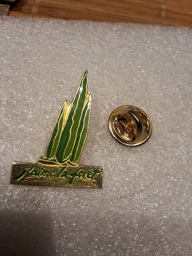 Pin aime la foret - pin's.,
