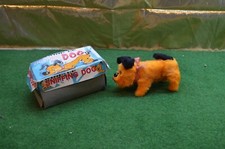 ** ANCIEN JOUET MÉCANIQUE A CLÉ AUTOMATE CHIEN DANS SA BOITE SNIFFING DOG  