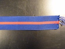 Coupe de ruban inconnu 4, Bleu avec raie centrale rouge, largeur 26 mm.