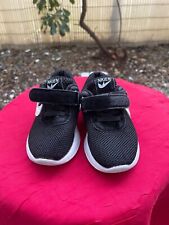 Chaussure de sport noire pour enfant.