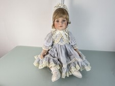 Poupée d'artiste poupée en