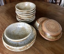 Ensemble de 14 plats en grès