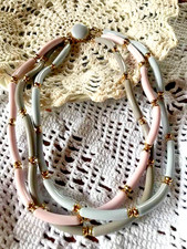 Collier ancien 3 rangs perles céramique doré tons pastels rose bleu gris