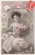CP PAQUES FEMME ELEGANTE PRESENTE PANIER OEUFS - POUSSIN FLEURS ILLUSTRES 36599