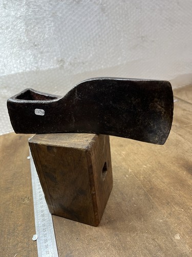 Hache forgée outil ancien - hache,
