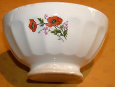 Ancien bol côtelé sur piédouche en faïence à décor de coquelicots  Vintage bowl