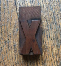 X. ANCIENNE LETTRE D'IMPRIMERIE EN BOIS 