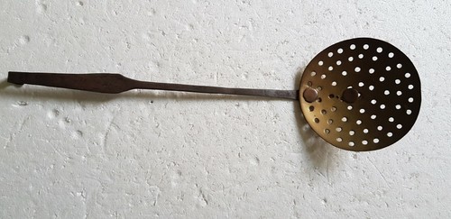 Ancienne ecumoire cuivre et - en,