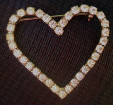 BROCHE COEUR en strass faux diamants