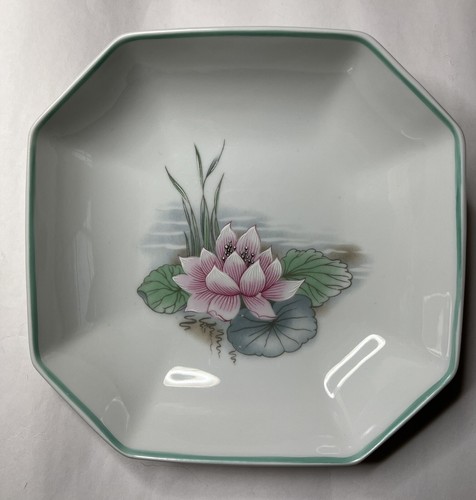 Une assiette creuse - une,