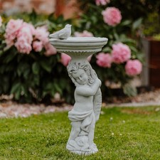 Garçon avec abreuvoir