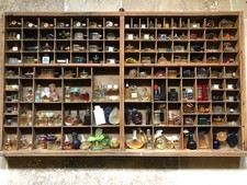 lot de 160 miniatures de parfum dans casier d'imprimeur