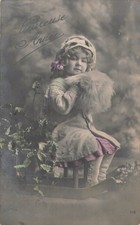 CP HEUREUSE ANNEE PETITE FILLE ELEGANTE CHAPEAU MANCHON SUR LUGE - 40352