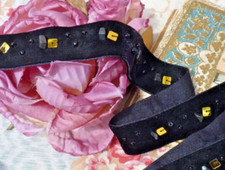 Ancien ruban en velours ou galon Art-Déco brodé de perles/sequins, jamais monté