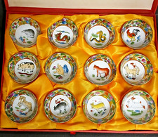 Bel ensemble de 12 verres à saké en porcelaine Décor astrologie chinoise