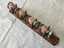 Set mural en bois de 4 coquetiers en forme de personnages