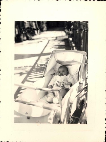 Snapshot enfant dans landau - dans,