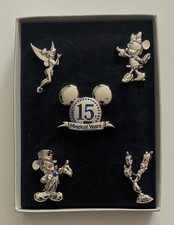 Coffret Pin's 15 ans DISNEYLAND PARIS édition limitée N° 226/400 exemplaires.