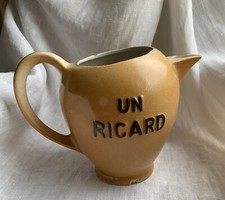 UN RICARD  PICHET GRES  RARE TAMPON TERRE D'ACIER REVOL SAINT-UZE N.830