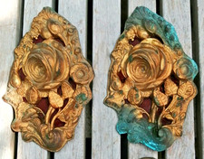 lot de deux cache- piton fleuron en cuivre repoussé décor de roses