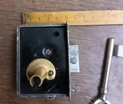Ancienne serrure pour armoire - pour,