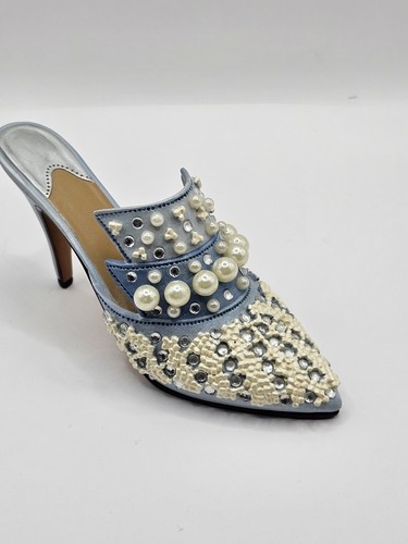 Just the right shoe - right, frosted