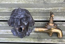 mascaron de fontaine fonte avec son bec forme robinet métal - Bacchus , Satyre ?