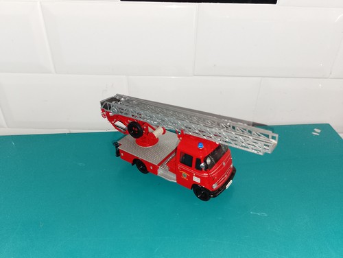 Pompiers camion mercedes - 1/43,