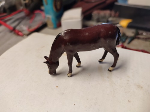 Cheval broutant plomb - plomb,