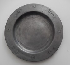 belle assiette en étain XVIII° "à la fleur de lys"