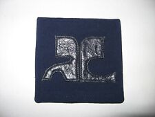 Logo écusson Courrèges vintage badge skaï monté sur tissus bleu marine 1970 POP