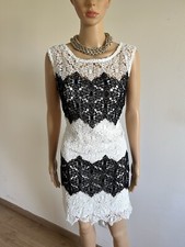 Robe blanche et noire en