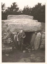 ANCIENNE PHOTOGRAPHIE JEUNE HOMME PREND LA POSE PRES D'UN DOLMEN