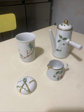 superbe chocolatière son mug  son pot à lait  en porcelaine très fine signée DG