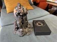 Statue Marcus Fenix Gears Of War 3 Collector Medal Gears And Flag
