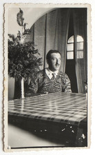 Homme moustache salle manger bouquet rideaux - Photo ancienne snapshot