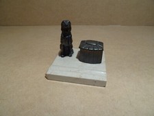 Encrier avec un chien en