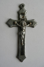 Ancienne CROIX PENDENTIF en Aluminium et Bois Ebène..  6 x 3,2 cm