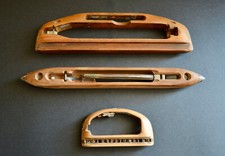 Lot 3 anciennes navettes de métier à tisser en bois massif et fer années 1950