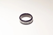 Bague noire symbole gris