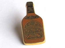 ?Pin's WHISKY CHIVAS REGAL SCOTCH Signé Arthus Bertrand Paris Vintage #1/1