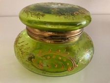 Bonbonnière fin XIXe, en verre vert émaillé, décors putto et motifs floraux.