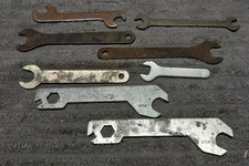  Lot d'outils anciens - Diverses clefs plates dont 2 × PEUGEOT