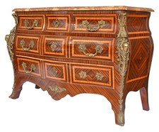 Commode tombeau de style Louis XV en marqueterie à décor aux espagnolettes