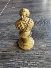 Buste en bronze sur un