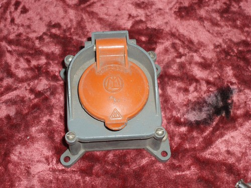Prise 380v a - 3p+t, clapet