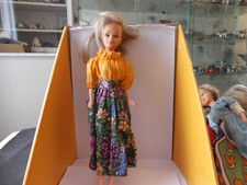 JOUET ANCIEN POUPEE MANNEQUIN TRESSY BELLA BUSTIER ORANGE ET JUPE A FLEURS